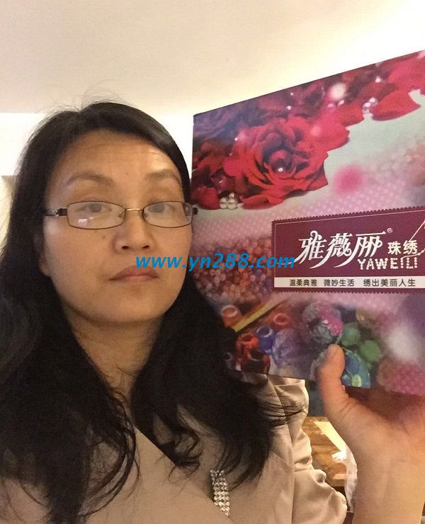 浙江臺州中學(xué)歷史教師張女士利用周末業(yè)余時間做手工活珠繡加工掙錢(圖1)