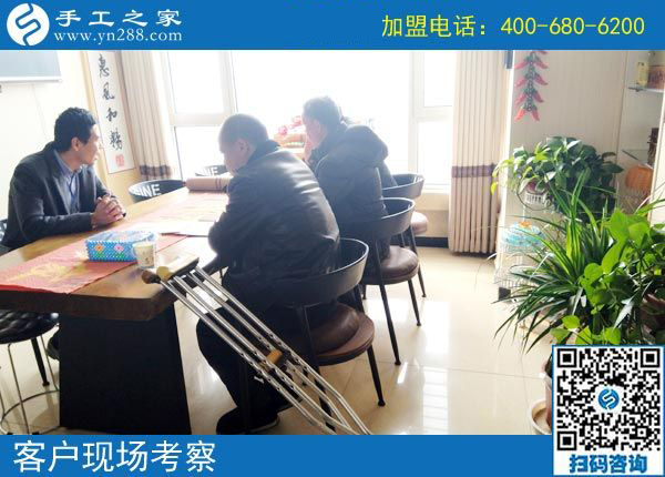 湖南一50歲殘疾老人拄著雙拐，2000多里路程來(lái)到手工之家為哪般？(圖2)