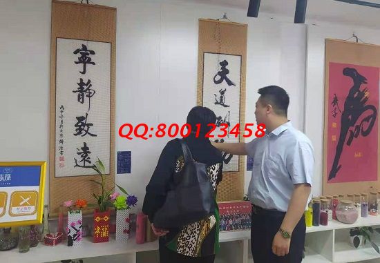 可以帶回家做的手工活兼職，她看著店做珠繡多了一份收入