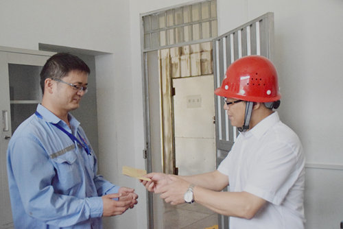 王大真到宜都園區(qū)、股份公司看望慰問基層黨員(圖3)