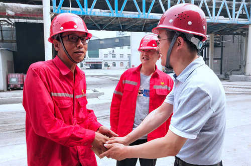 集團領(lǐng)導(dǎo)看望慰問離退休黨員、基層困難黨員和年輕黨員(圖2)