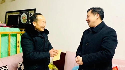 集團(tuán)領(lǐng)導(dǎo)春節(jié)前走訪慰問一線職工、困難職工和離退休老干部(圖3)