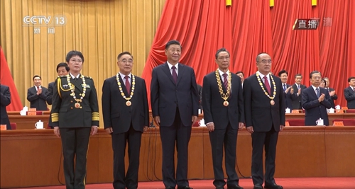 向抗疫英雄致敬！宜化集團(tuán)組織收看全國(guó)抗擊新冠肺炎疫情表彰大會(huì)(圖1)