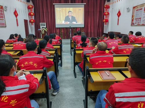 向抗疫英雄致敬！宜化集團(tuán)組織收看全國(guó)抗擊新冠肺炎疫情表彰大會(huì)(圖2)