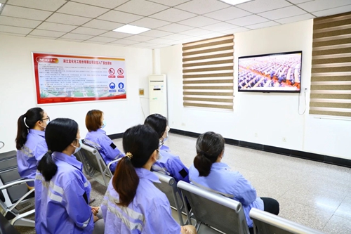 向抗疫英雄致敬！宜化集團(tuán)組織收看全國(guó)抗擊新冠肺炎疫情表彰大會(huì)(圖4)