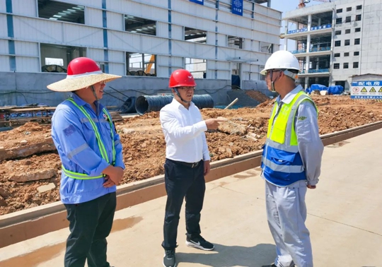 王大真節(jié)日期間看望慰問(wèn)一線(xiàn)職工(圖2)