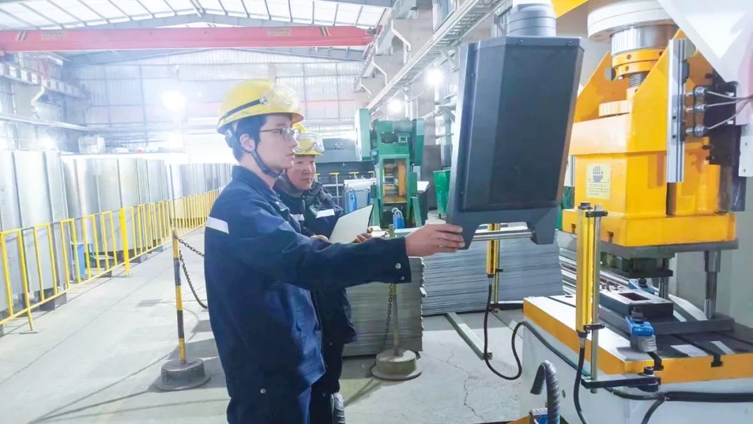 青海宜化電石分廠電極殼班：加強標(biāo)準(zhǔn)化建設(shè)，保障電石爐長周期穩(wěn)定運行(圖3)