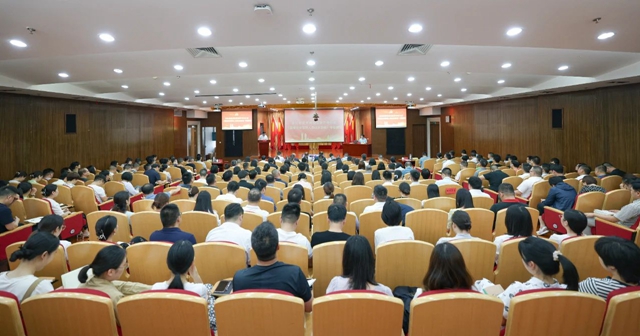 集團(tuán)黨委理論學(xué)習(xí)中心組開展《國(guó)有企業(yè)管理人員處分條例》專題學(xué)習(xí)(圖1) 集團(tuán)黨委理論學(xué)習(xí)中心組開展《國(guó)有企業(yè)管理人員處分條例》專題學(xué)習(xí)(圖1)