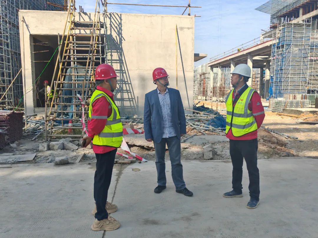化機(jī)公司黨委書記、董事長、總經(jīng)理楊中澤到項目現(xiàn)場檢查工作(圖2)