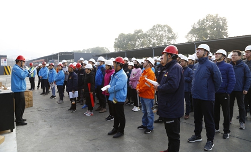 熱火朝天！集團(tuán)總部140余人到股份公司氯堿分廠開展勞動