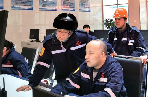 集團領導春節(jié)前走訪慰問一線職工、困難職工和離退休老干部