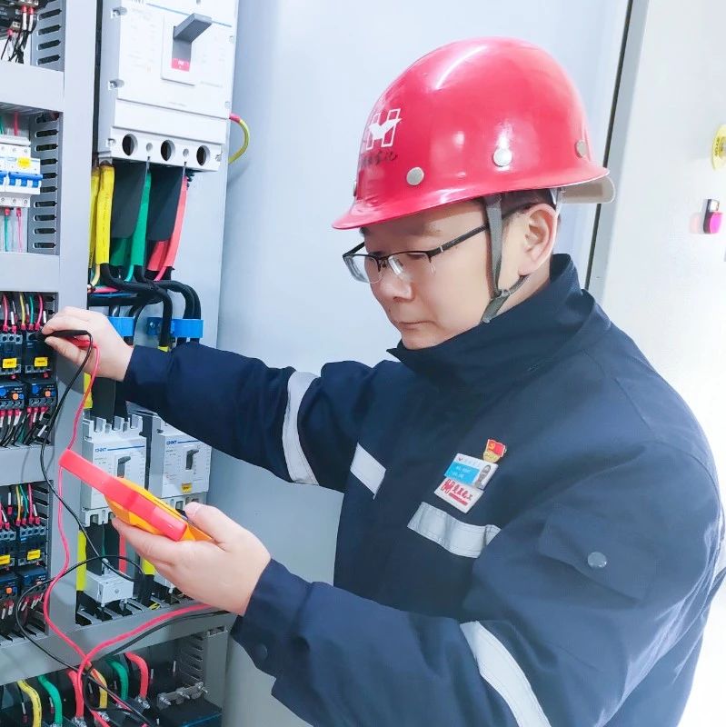 【宜化榜樣】楚星公司江剛：扎根一線，保障電氣設(shè)備平穩(wěn)運行