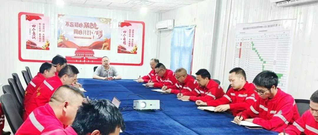 化機(jī)公司黨委書(shū)記、董事長(zhǎng)、總經(jīng)理?xiàng)钪袧傻叫陆?xiàng)目部現(xiàn)場(chǎng)辦公