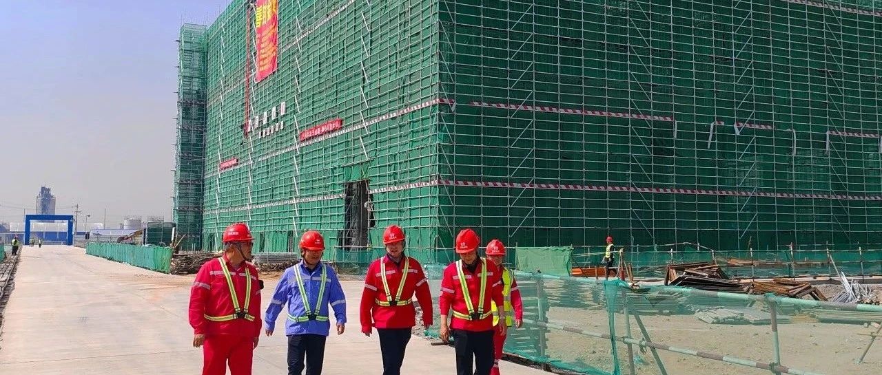 化機(jī)公司黨委書記、董事長、總經(jīng)理?xiàng)钪袧傻絻?nèi)蒙季戊四醇項(xiàng)目現(xiàn)場(chǎng)辦公